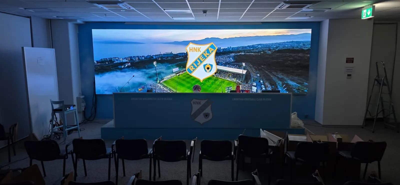 Indoor P1.86 screen — 6.4 × 1.92 m